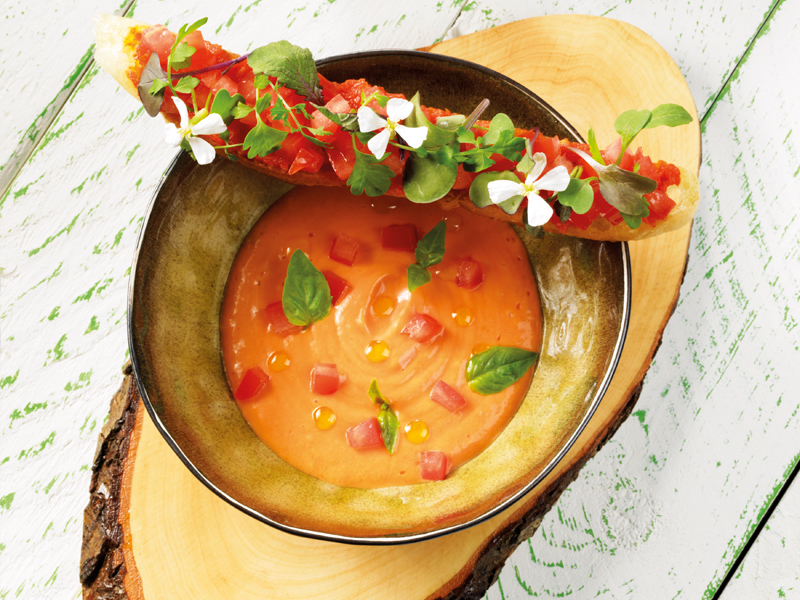 Soupe froide de tomates, bruschetta avec sauce tomate et jeunes pousses